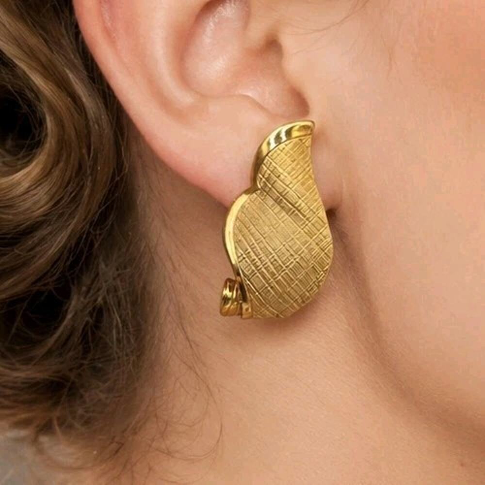 Vintage Giovanni Brushed Matte Gold Tone Scalloped Leaf Clip On Earrings